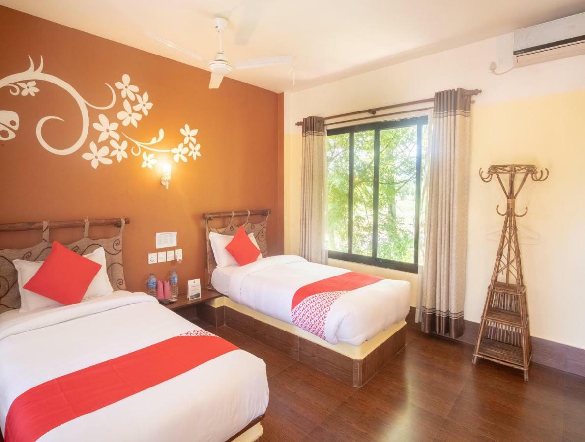 Chitwan Riverside Resort Sauraha Exterior foto